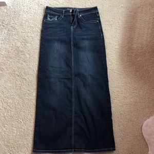 Long denim skirt.
